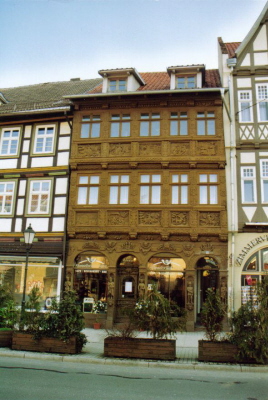 Haus mit geschnitzter Holzfassade
