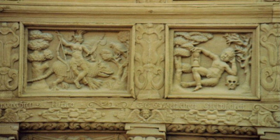 Haus mit geschnitzter Holzfassade (Detail)